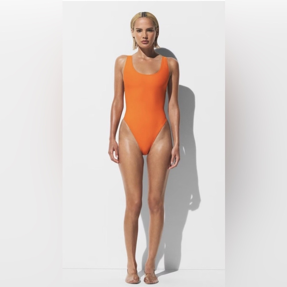 SKIMS® SIGNATURE SWIM SCOOP NECK ONE PIECE SWIMSUIT - TANGERINE ORANGE - L